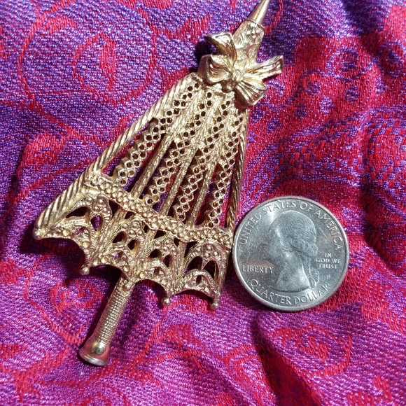 Vintage brooch umbrella Victorian Revival Style Parasol Pin gold tone filigree - Picture 4 of 10
